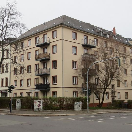 Wohnhaus in geschlossener Bebauung in Ecklage mit Vorgarten Weststraße 76