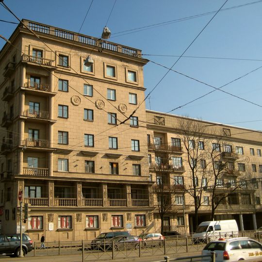 Дом, где жили: в 1937-1941 гг., 1944-1970 гг. — художник Н.И. Альтман ; в 1941 г., 1945-1950 гг. — химик В.Г. Хлопин