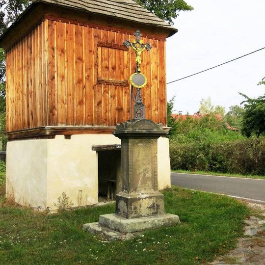 Kříž u zvonice v Levínských Petrovicích