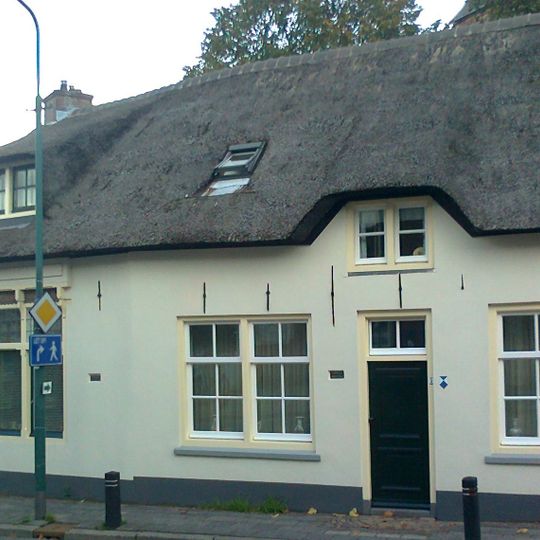 Broederschapshuisjes: gepleisterde lage met riet gedekte woning behorend bij serie lage huisjes uit de Dorpsstraat 1/5