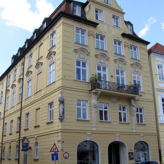 Wohn- und Geschäftshaus