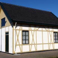 Loods bij kleine schutsluis, deels in vakwerkbouw