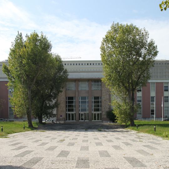 Edifício da Biblioteca Nacional de Portugal e jardins envolventes