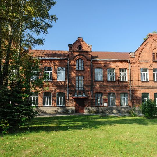 Здание женской гимназии, в котором в 1941-1945 гг. формировались воинские соединения