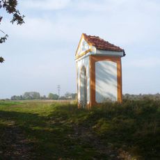 Kaplička u polní cesty východně od Nového Sedla