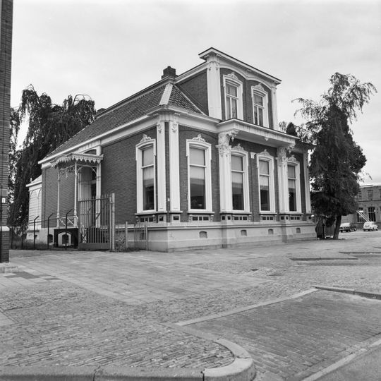 Woonhuis met aangebouwde schuur in eclectische stijl met neo-renaissance-elementen