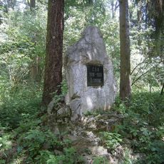 Památník severně od Unčovic v lese