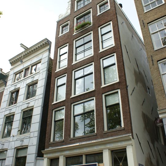 Pand met halsgevel met gevelsteen