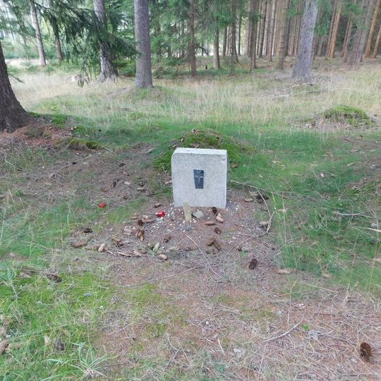 Pomníček Antonína Netáhla u Liščí farmy pod Dylení