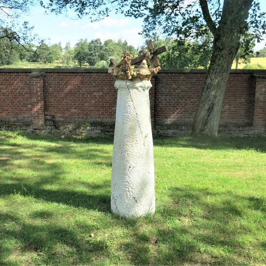 Sloup zastavení III. na křížové cestě v parku kláštera v Teplé