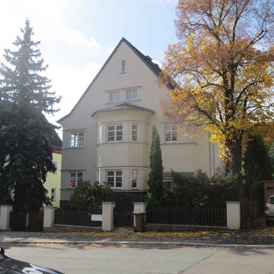 Wohnhaus in offener Bebauung mit Garten und Einfriedung Max-Saupe-Straße 7