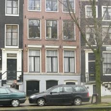 Pand met gevel onder rechte lijst met consoles