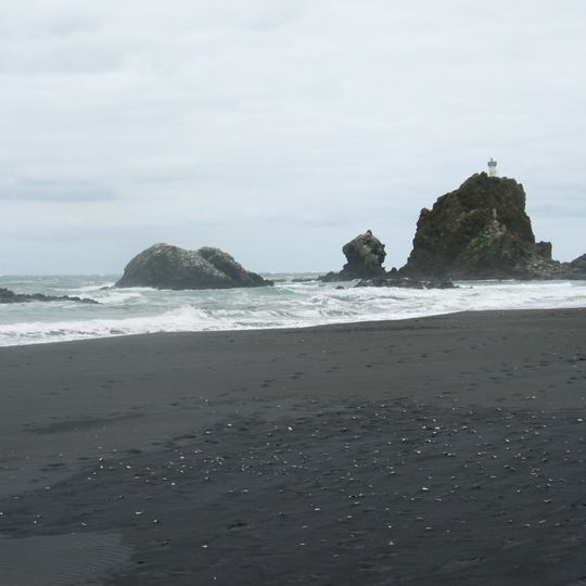 Te Toka-Tapu-a-Kupe / Ninepin Rock