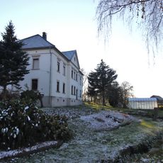 Wohnhaus, zwei Seitengebäude, Scheune und Einfriedung eines Vierseithofes Denkmalstraße 16