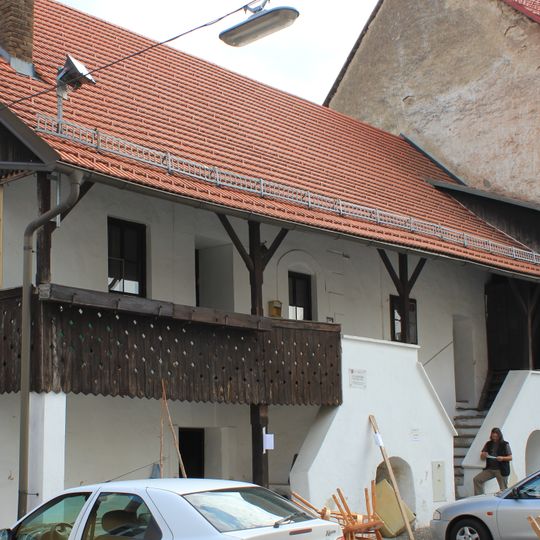 Kapitelmesnerhaus und Stadtmauer