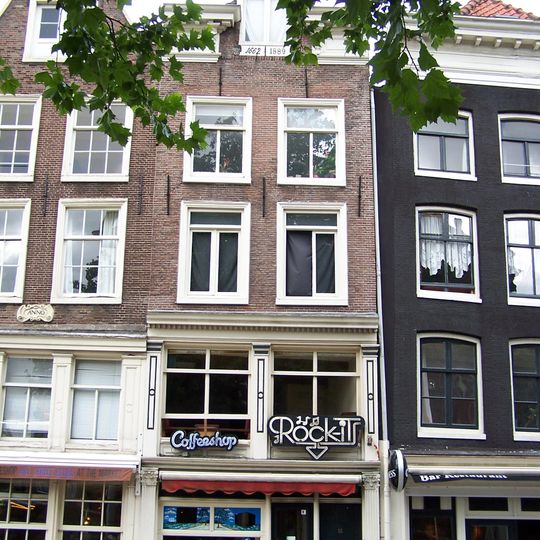 Pand met gevel onder door een dakvenster doorgebroken lijst met consoles