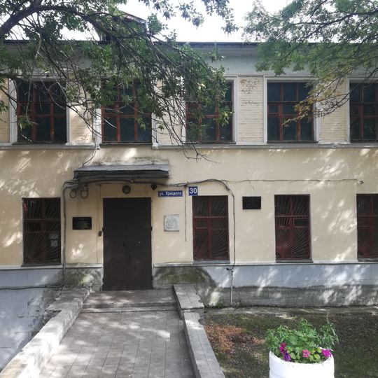 Здание, где в 1941-1943 гг. размещался военный госпиталь № 3472. Здесь в 1930-е гг. учился Герой Советского Союза Е.И. Пичугин