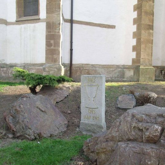 Památník u kostela ve Starém Plzenci