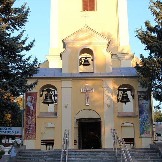 Dzwonnica parawanowa w linii ogrodzenia