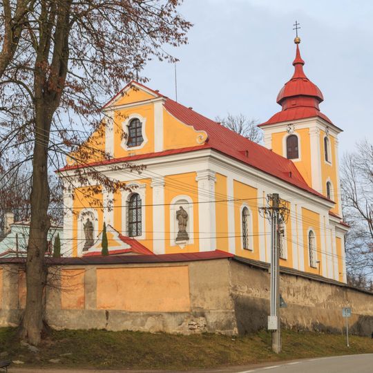 Ohradní zeď kolem kostela svatého Kříže ve Sněžném