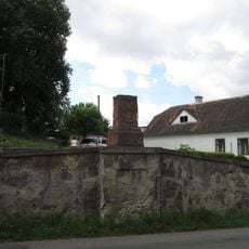 Kříž před vchodem do kostela v Neveklově