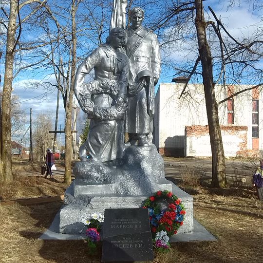 Братская могила сельских активистов Евсеева В.И. и Маркова В.В., погибших от рук белогвардейцев 1918-1919 гг, и Тихоновой М.В. воина-минёра, погибшей в 1944 году