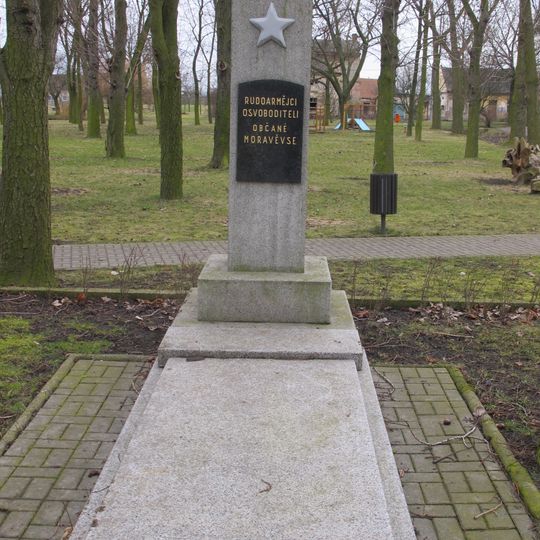Pomník osvobození na návsi v Moravěvsi