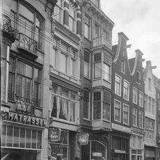 Pand met gevel onder klokvormige top met rollagen