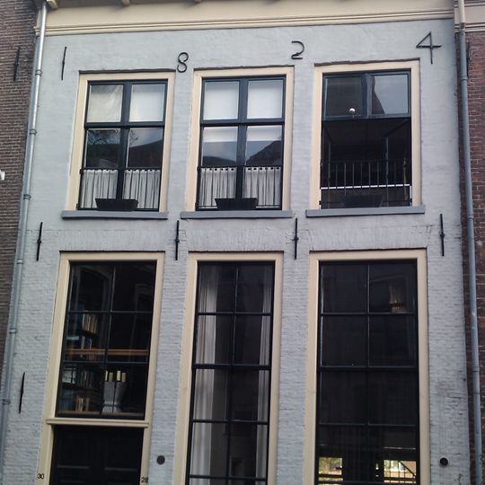 Huis met gepleisterde en geverfde lijstgevel, in jaarankers gedateerd 1824