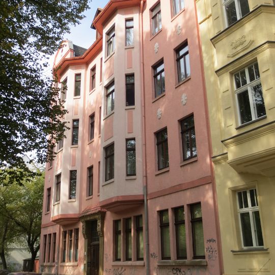 Mietshaus in ehemals geschlossener Bebauung Südbahnstraße 8