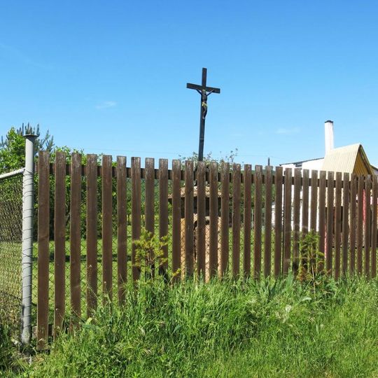 Kříž v zahradě domu 30 v Miřeticích