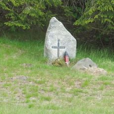 Křížový kámen u lesa nad domem 1003 v Jizerce