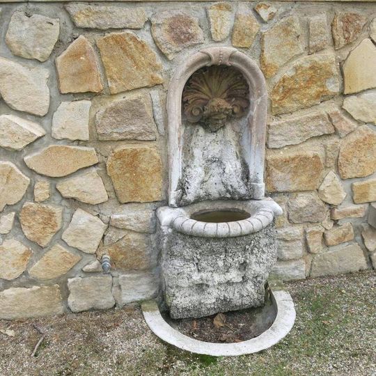 Malá kašna u zdi schodiště v zahradě zámku v Ploskovicích