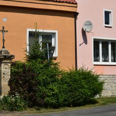 Kříž u rozcestí ke kostelu v Orasicích