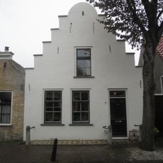 Pand met gepleisterde trapgevel