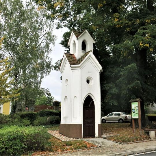 Kaple na návsi ve Zbuzanech