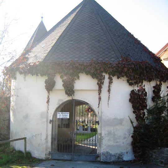 Ehem. Wehrkirchhof mit Torbau