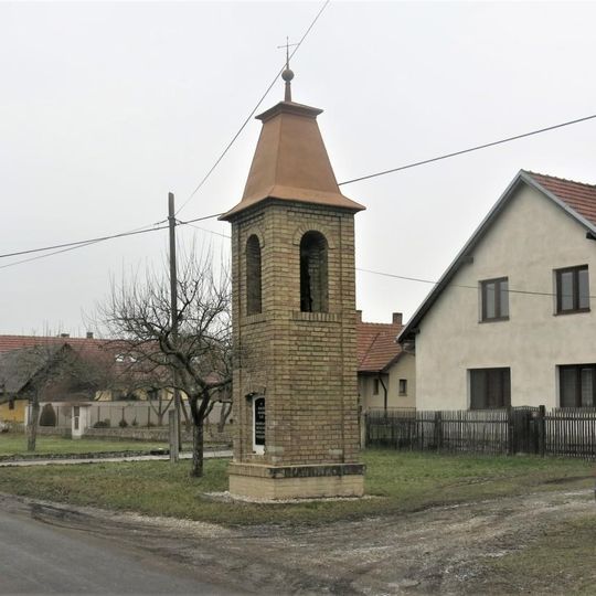 Zvonička na návsi v Mečíři