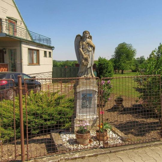 Socha Anděla v Osíčanech v zahradě na rozcestí