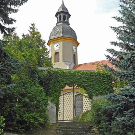 Kirche und Kirchhof Grünberg; ein Grabmal, umgebende Einfriedungsmauer und zwei Kirchhofstore Lausaer Straße