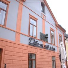 Pamětní deska Kamila Hilberta na domě Mírové náměstí 49 v Lounech