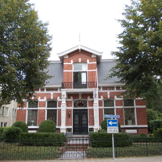 Herenhuis in eclectische stijl met aangebouwd achterhuis en hek