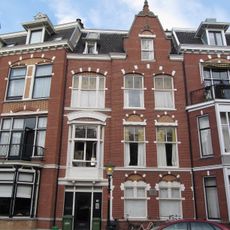 Pand in neo-renaissance trant. Rechts een puntgevel. Vensters met geblokte ontlastingsbogen