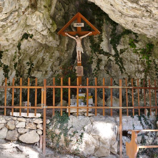 Grotte unterhalb des Arco-Schlößchen N von Neuburg