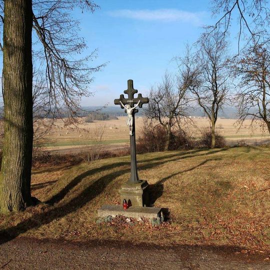 Kříž před hřbitovem v Obecnici