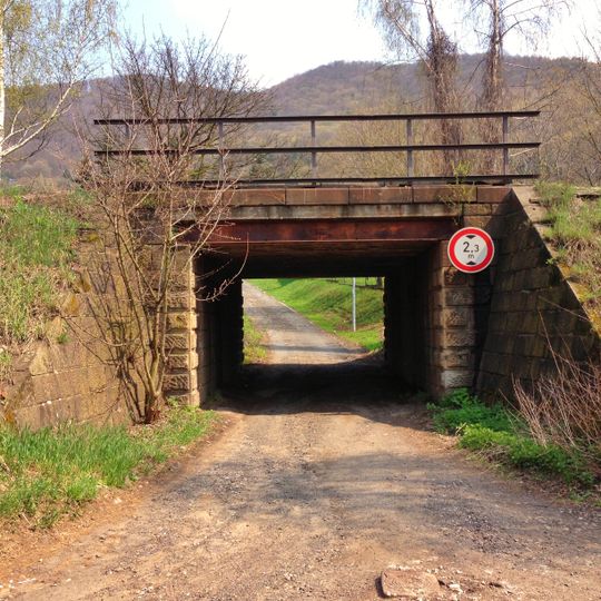 Železniční most přes Říční ulici v Brné nad Labem