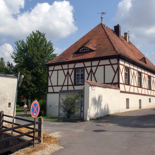 Fachwerkbau mit Walmdach