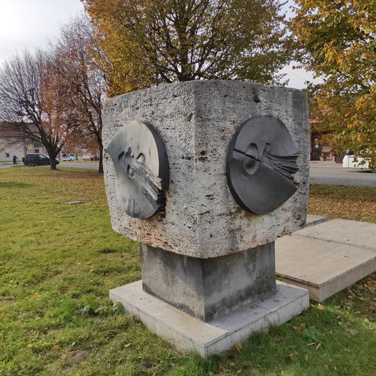 Skulptura s kovovými reliéfy