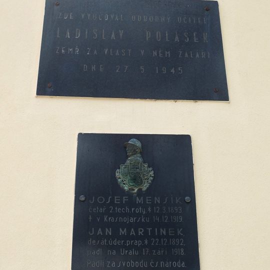 Pamětní desky Ladislava Poláška a padlých legionářů na škole v Školní ulici ve Strážnici