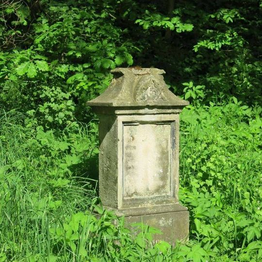 Podstavec s vylomeným kovovým křížem u silnice z Malečova do Březí